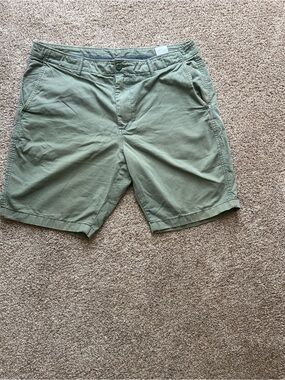 Uniqlo Men's Olive Utility Flat-Front Shorts